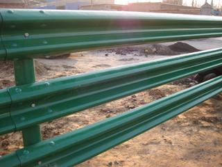 危險地段三層護欄闆