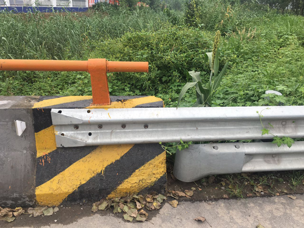 波形護欄橋頭闆連接